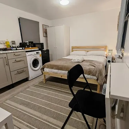 Cozy Studio With Netflix & Chill & Parking Enfield Exterior photo