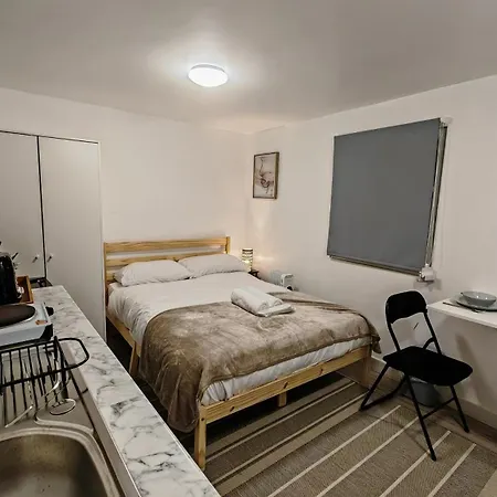 Cozy Studio With Netflix & Chill & Parking Enfield Exterior photo