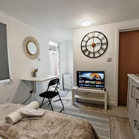 Cozy Studio With Netflix & Chill & Parking Enfield Exterior photo