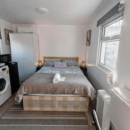 Cozy Studio With Netflix & Chill & Parking Enfield Exterior photo