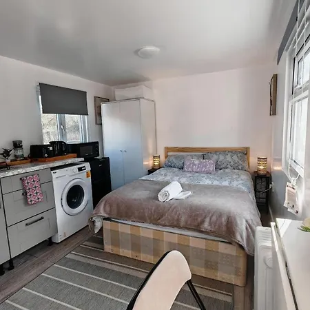 Cozy Studio With Netflix & Chill & Parking Enfield Exterior photo