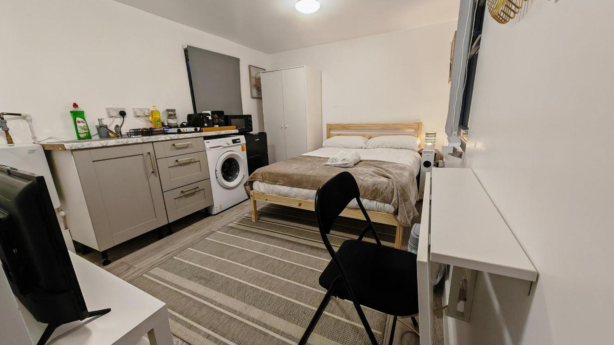 Cozy With Netflix & Chill & Parking Enfield
